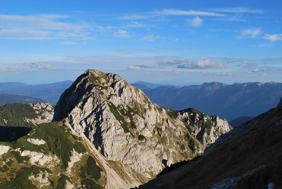 Iz Debeleg vrha se odpre izvrsten razgled na goro Ogradi.
