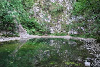 Divje jezero se nahaja pri Idrijski Beli. Okoli njega je speljana krožna pešpot.
