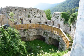 Srednjeveško obrambno zidovje gradu Konjice se nahaja na poti na visoki Stolpnik na Konjiški gori.