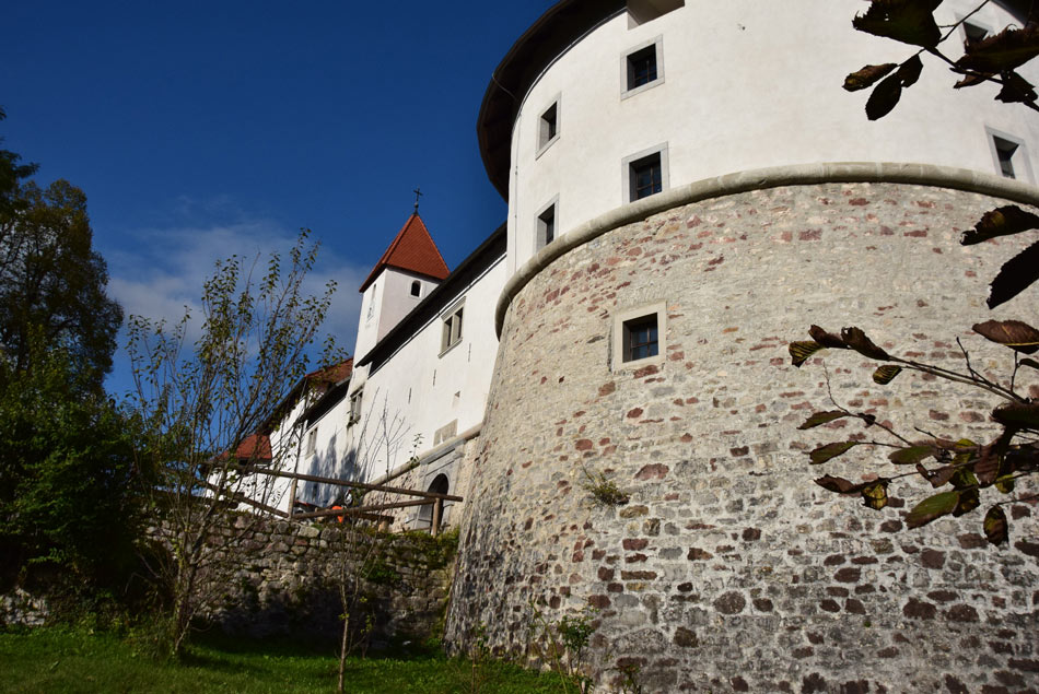 Grad Turjak, sedež grofov Turjaških se še danes ponaša z mogočnim obzidjem.