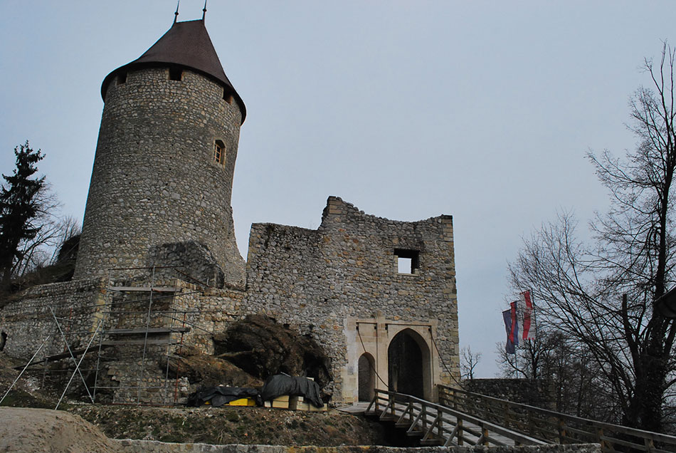 Na robu Dobroveljske planote, Črete in Savinjske ravnine se nahajajo ruševine Žovneškega gradu.