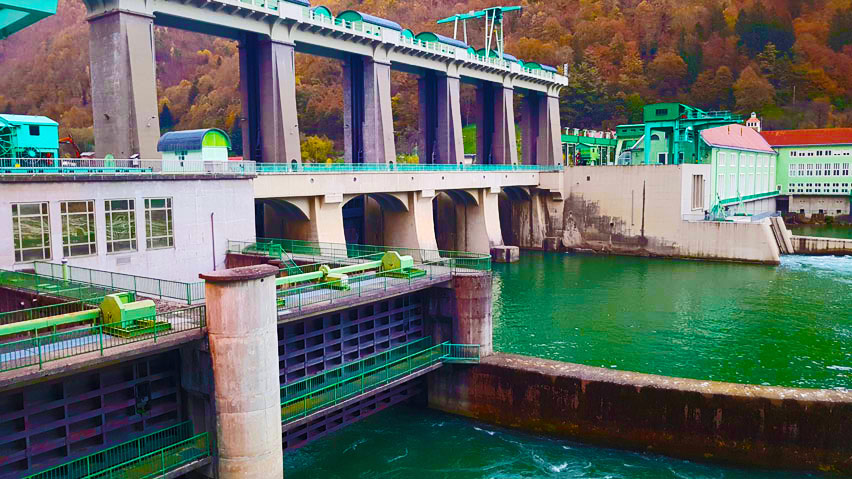 Velik jez hidroelektrarne Fala na reki Dravi.