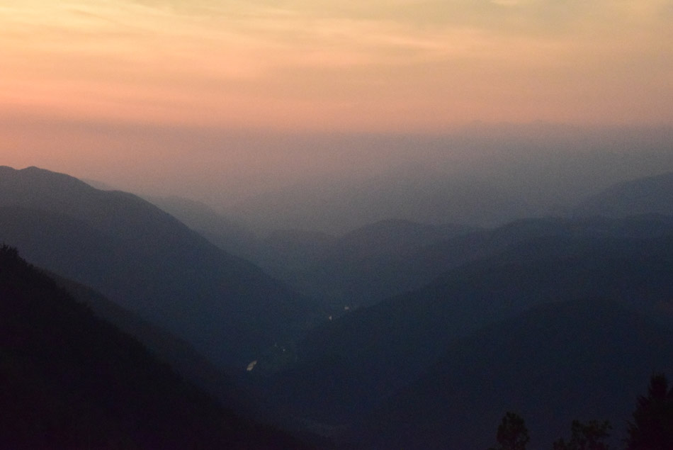 Hudournik, najlepši razglednik na Vojskarski planoti, pogosto postreže z lepimi sončnimi zahodi.