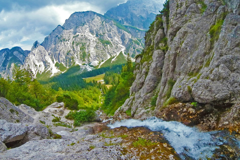 Izvir Nadiže sredi gora Julijskih Alp nad dolino Tamar.