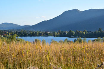 Pogled na Kočevsko jezero prikaže vso njegovo lepoto ter raznoliko naravo, ki ga obdaja.