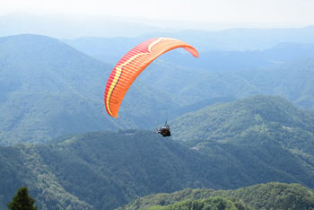 Kuk nad Livkom je priljubljeno turistično vzletišče jadralnih padalcev, ki pristajajo v soški dolini.