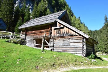 Planina pri Jezeru se nahaja v osrčju Julijskih Alp, znana pa je po številnih pastirskih stanih.