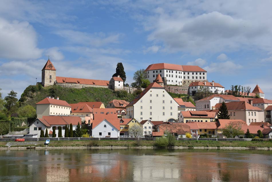 Razgled na mesto Ptuj z desnega brega Drave nam razkriva podobo srednjeveškega Štajerskega mesta.