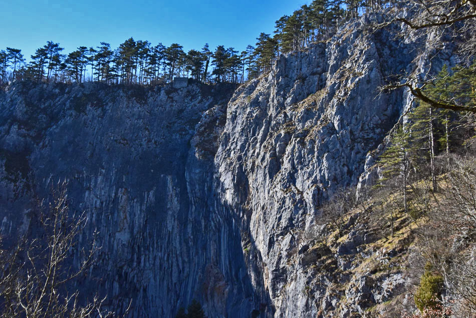 Škocjanske jame se ponašajo z visokimi prepadnimi stenami Male doline v kateri reka Reka izginja v podzemlje.