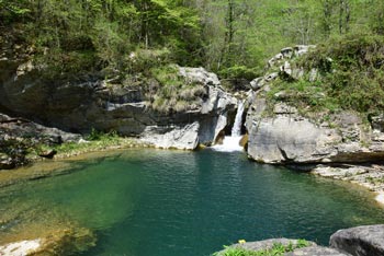 Slap na reki Idriji je visok nekaj metrov. Pod njem se nahaja zelen tolmun v katerem lahko poleti tudi zaplavamo. 