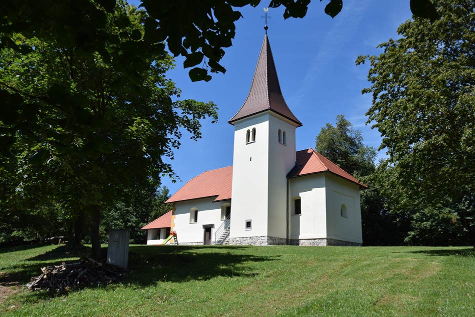 Cerkvica svetega Lovrenca se nahaja poleg razvalin gradu Smuk.