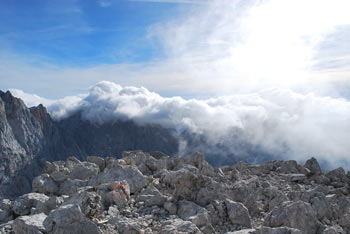 Špik ima razgled na vzhodne Julijske Alp in greben Zahodnih Karavank, kjer prednjači Kepa, Dovška baba in mogočni Stol.