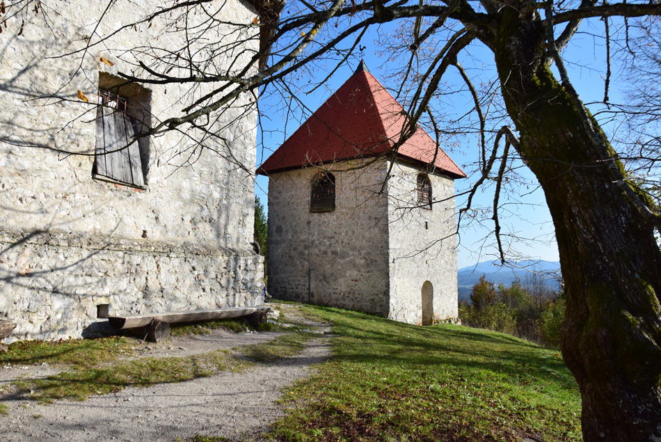 Sveti Ahac je znana cerkvica na Dolenjske na vzpetini Gora, ki se nahaja nad Turjakom.