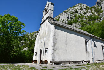Sveti Miklavž nad Vipavo je stara cerkvica do katere vodi izvrstna pešpot iz Podnanosa, kjer je izhodišče.