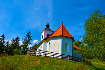 Cerkvica na hribu Sveti Primož nad Ljubnim stoji na razglednem travniku.