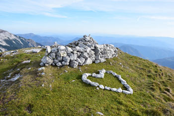 Na Voglu se nahaja kamnito srce in izvrstni razgledni na osrednji predel Julijskih Alp.