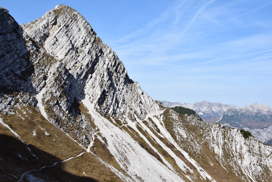 Vrh Krnic se ponaša z izvrstnih razgledom na Spodnje Bohinjske gore.