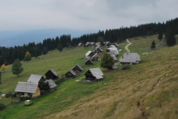 Planina Zajamniki se ponaša z dolgo avenijo pastirskih stanov.