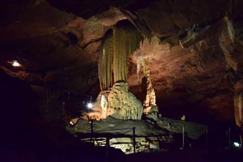Več metrov visok kapnik stalagmit v Županovi jami na Dolenjskem.
