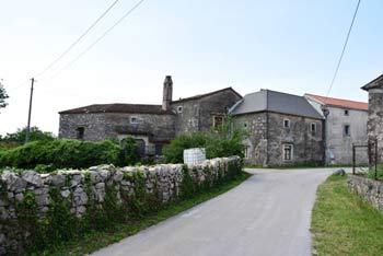 Volčji Grad je kraška vasica, ki je izhodišče za Debelo grižo, prazgodovinsko gradišče blizu Komna.