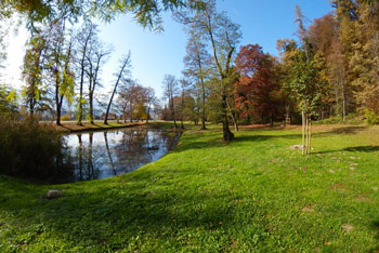 Dvorec Viltuš se ponaša z lepim angleškim parkom, ki ima tudi manjši ribnik.