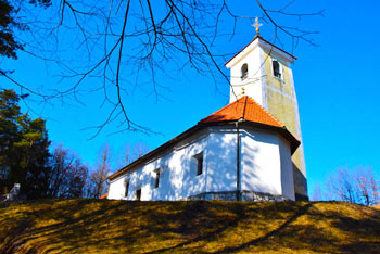 Modro nebo nad samotno cerkvico svete Neže na Golčaju.