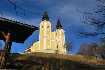 Na gori Oljki se lahko okrepčamo v planinskem domu poleg cerkve.