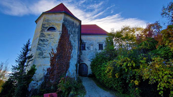 Sprehod do gradu Bizeljsko se konča pred grajskimi vrati na griču visoko nad reko Sotlo.