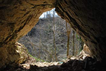 Do Gruske jame vodi kratka a precej strma pešpot.