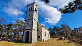 Gura je kraški hrib s cerkvico Marijinega vnebovzetja.