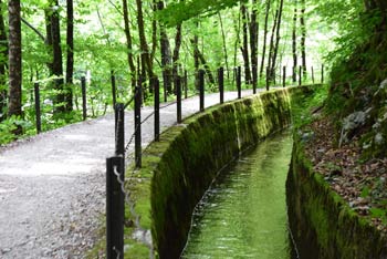 Do Idrijce Bele in naravnega kopališča Lajšt se sprehodimo ob dolgem vodnem kanalu.