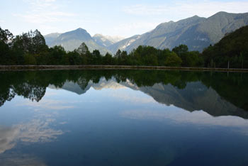 Izvir Glijuna s svojo vodo napaja slikovito Plužensko jezero.