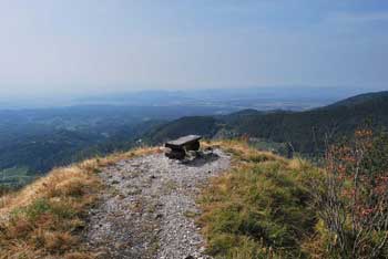 Kamniški vrh omogoča krožno pot in izlet v naravi in gleda na planoto velika planina.