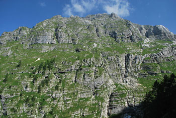 Planinska Koča na Doliču se nahaja visoko v Julijskih Alpah in je izhodišče za bližnje dvatisočake.