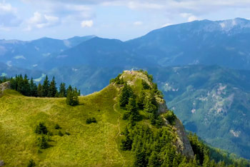 Komen na Smrekovškem pogorju se ponaša z veliko planino na kateri je lesena pastirska kapela.