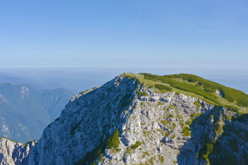 Kompotela ima prostran vrh preko katerega lahko naredimo tudi krožno pešpot z razgledom na sosednje gore.