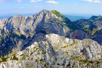 Krofička je strma gora med Robanovim kotom in Logarsko dolino.