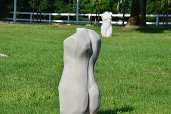 Lipica je znana slovenska kobilarna pred katero na travniku stojijo kamniti kipi.