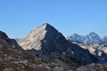 Mahavšček se nahaja na zahodnem predelu Spodnjih Bohinjskih gora nad Spodnjo Komno.