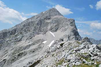 Mala Mojstrovka je pribljubljena gora nad Vršičem.