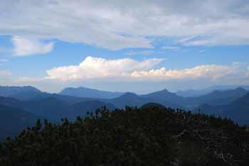 Na Malem Grintovcu se izvrstvo vidijo najvišji vrhovi Kamniško-Savinjskih Alp.