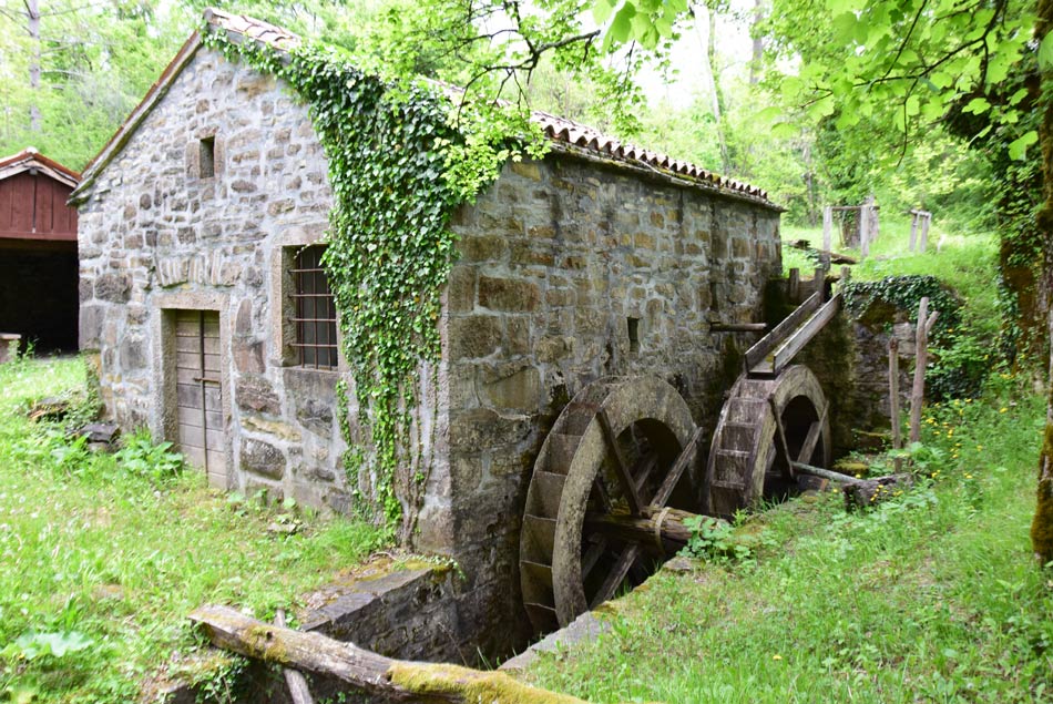 Mazurinov mlin z dvema vodnima kolesoma se nahaja v dolini reke Dragonje v vzhodnem predelu Istre.