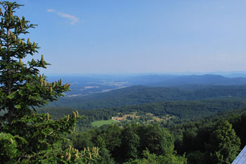 Iz Mirne Gore se odpre razgled na Belo krajino, Poljansko goro in vrhove Kočevskega Roga in Stojne.