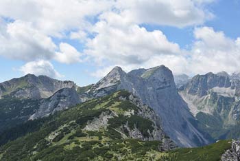 Mrežce se nahajajo na grebenu, ki se podaljša do Debele peči, nahaja pa se med dolino Krmo in planino Lipanco.
