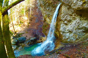 Soteska Pekel je znana po petih slapovi. Na sliki je četrti.