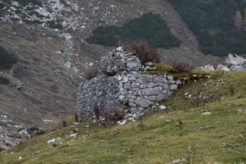 Ruševina nekdanje kasarne na planini Govnjač na Spodnji Komni v Julijskih Alpah.