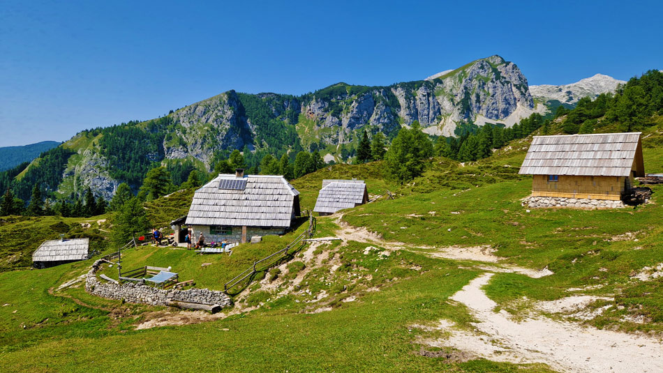 Planina Krstenica ima več pastirskih stanov, sirarno in razgled na osrednje gore Julijskih Alp.