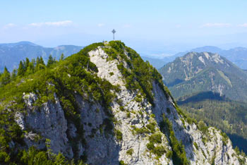 S Pristovškega Storžiča se odpirajo razgledi tako na gore nad Jezerskim kot na samotne hribovske kmetije.