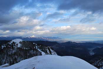Ratitovec je gora na kateri se nahaja priljubljena planinska koča.