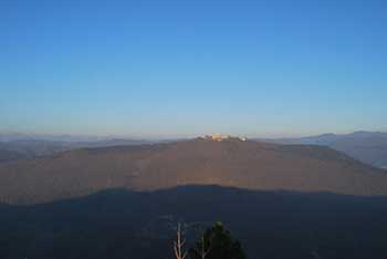 Sabotin je priljubljen razglednik nad Sabotinom preko katerega vodi planinska pešpot.